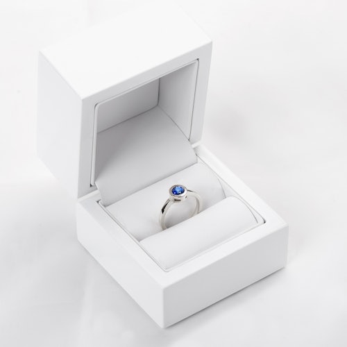 Pierścionek zaręczynowy SAVICKI: białe złoto, niebieski szafir